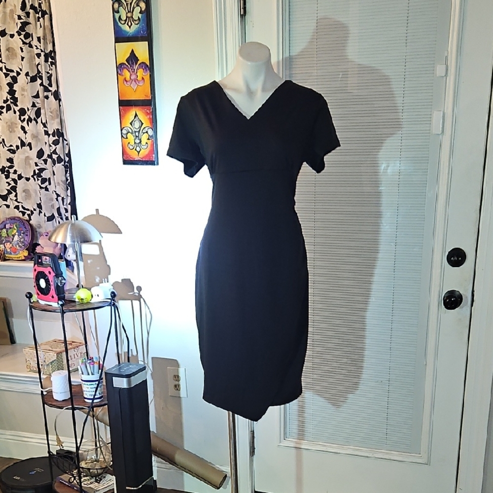 Chic Black V-Neck Midi Dress